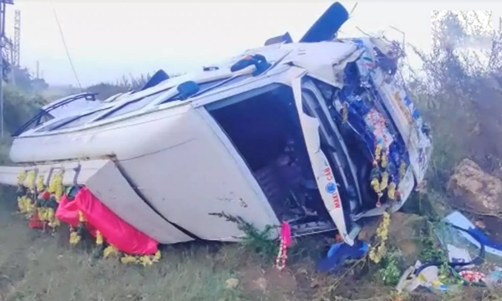 అయ్యప్ప భక్తుల మినీ బస్సు బోల్తా