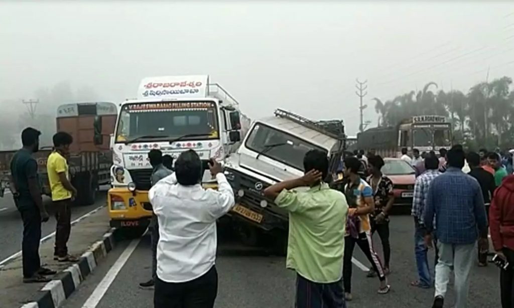 ప్రమాదంలో 9 వాహనాలు ధ్వంసం..తప్పిన ప్రాణాపాయం
