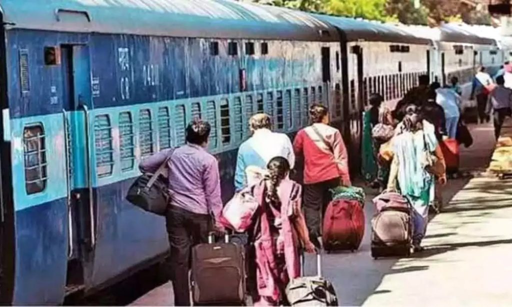 ప్రయాణికులకి హెచ్చరిక.. పొరపాటున కూడా ఈ వస్తువులు రైళ్లో తీసుకువెళ్లకూడదు..!