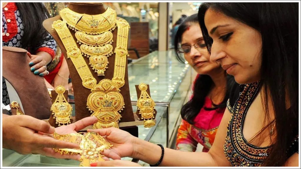 స్వల్పంగా తగ్గిన బంగారం, వెండి ధరలు.. హైదరాబాద్ లో తులం ధర ఎంతంటే..