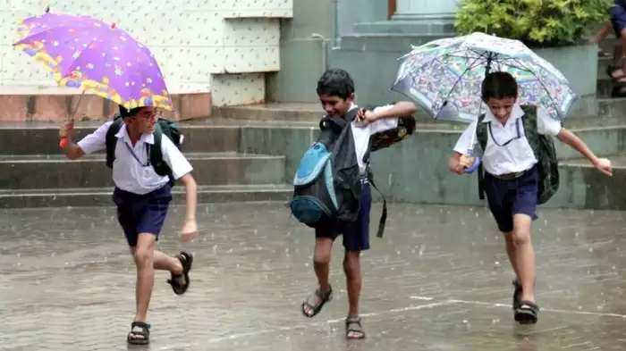 ‘తెలంగాణలో విద్యా సంస్థలకు సెలవులు ప్రకటించాలి’