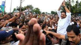 ఎమ్మెల్యేలు, ఎమ్మెల్సీలు, ఎంపీలతో ఢిల్లీకి జగన్…