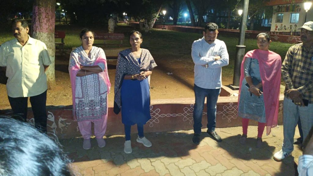 అమ్మాయిలనుకొని గెలుకుదామని వెళ్లారు.. తీరా దగ్గరికి వెళ్లి చూసేసరికి ఫ్యూజులు ఔట్..!