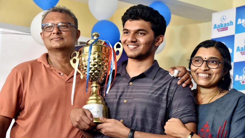 రోజుకు 4 గంటలే చదువు.. నో ఫిక్స్‌డ్‌ టైం టేబుల్.. అయినా నీట్‌లో 1st ర్యాంకు కొట్టిన హైదరాబాద్ కుర్రోడు!