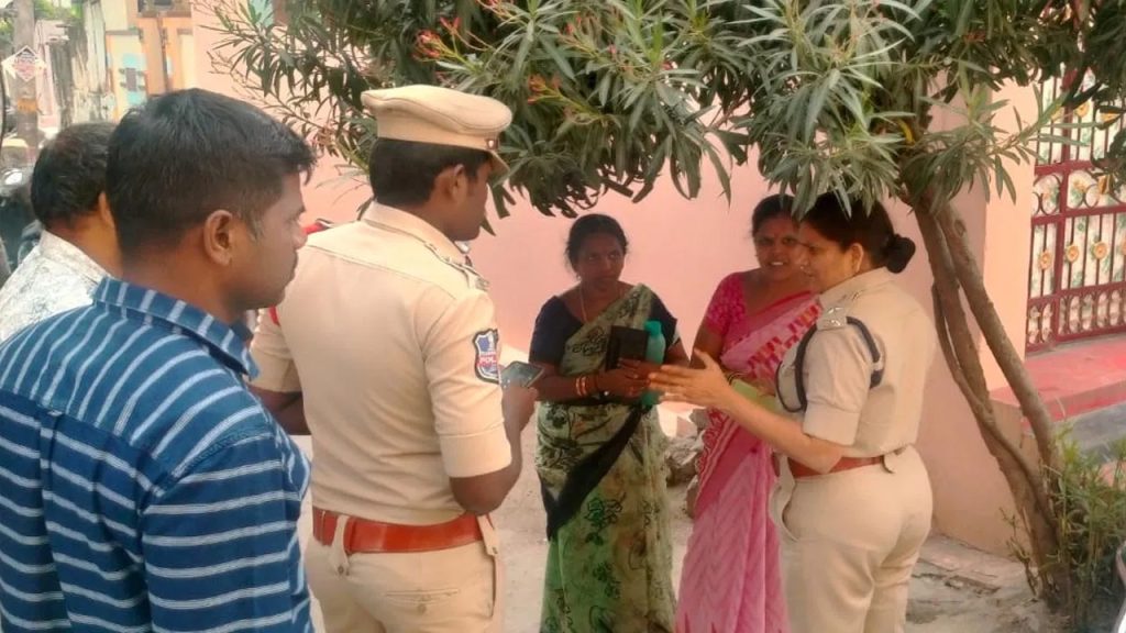 స్పోర్ట్స్ మీట్ ఆటపాటల్లో పోలీసులు.. అదును చూసి చేతివాటం ప్రదర్శించిన కంత్రీగాళ్లు..!