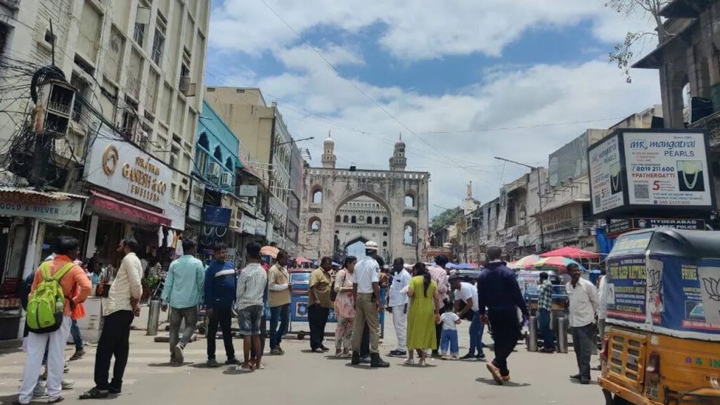 నలుగురు అమ్మాయిలు, ఏడుగురు అబ్బాయిలు.. కట్ చేస్తే.. పాతబస్తీలో చాటుమాటు యవ్వారం