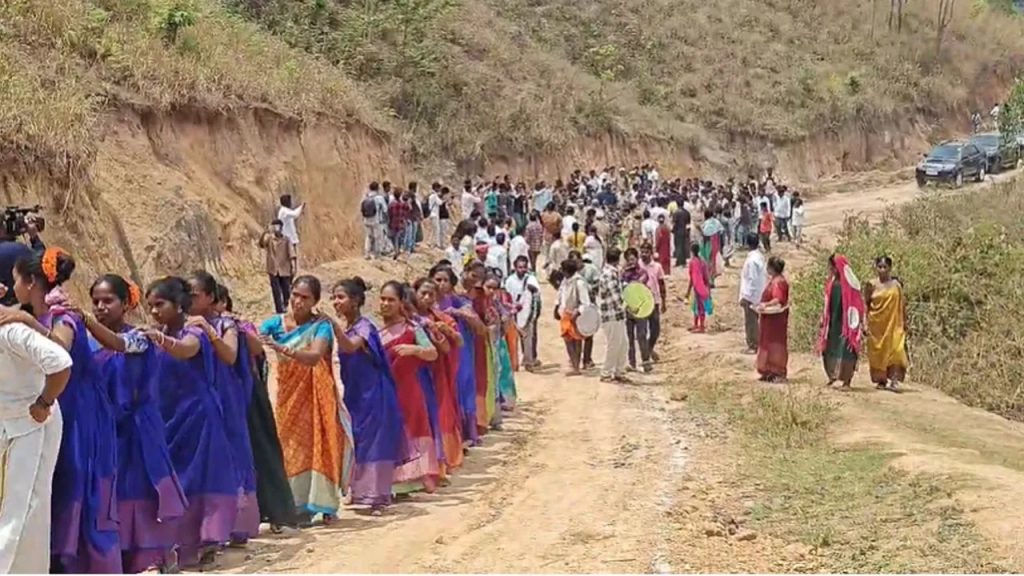 డబ్బుంటే చాలదు.. కష్టం చూసి స్పందించే మనసుండాలి.. మళ్ళీ పెద్ద మనసు చాటుకున్న పవన్ కళ్యాణ్.. ఆ గిరిజనుల మోముల్లో ఆనందం..!