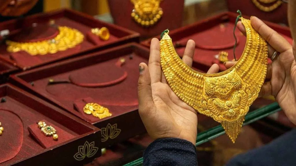 గోల్డెన్ న్యూస్.. రూ. 56 వేలకు దిగిరానుందా.? తులంపై ఎంత తగ్గిందంటే