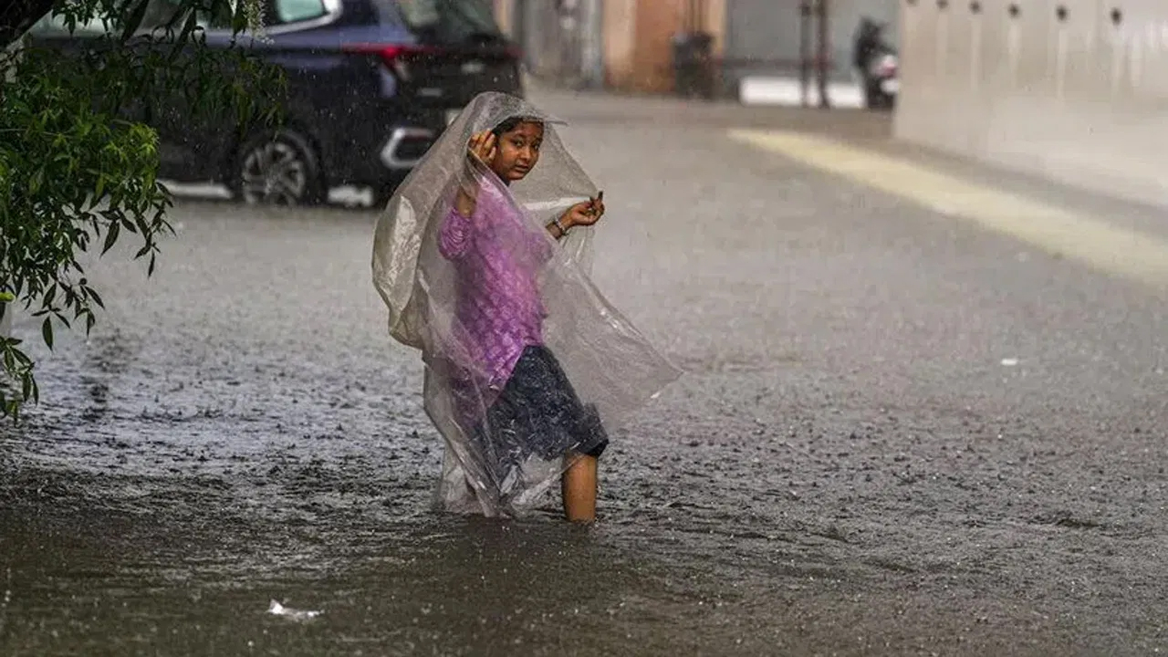 తెలుగు రాష్ట్రాలకు భారీ వర్షాలు.. రైతన్నా నీ పంట జర పైలం!