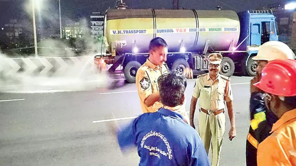 ఆదివారం అర్థరాత్రి ఊపిరాడక అల్లాడిన ఊరి జనం..! భరించలేని వాసనతో..