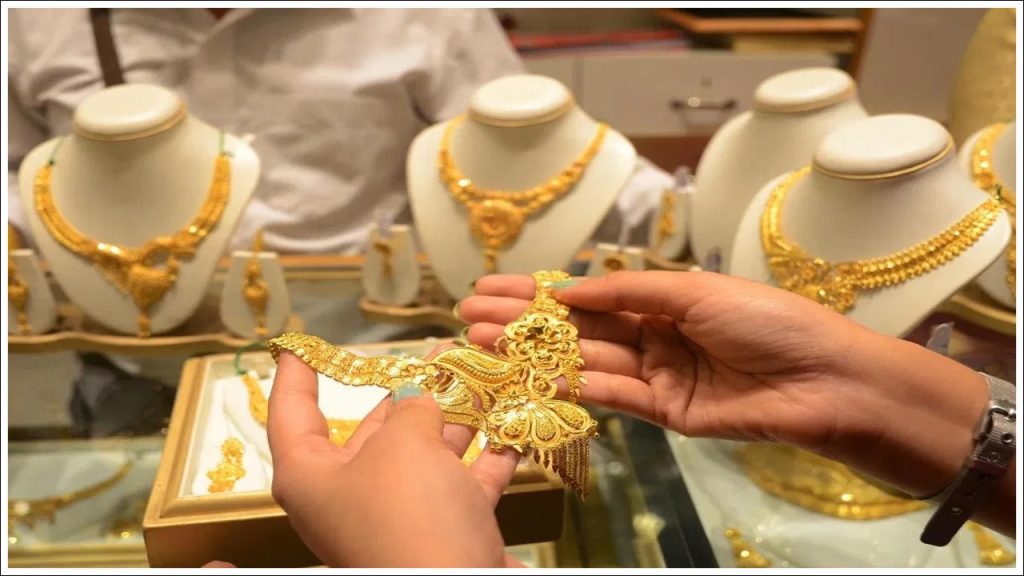 తగ్గుముఖం పడుతున్న బంగారం ధరలు.. తులం ధర ఎంత ఉందో తెలుసా..?