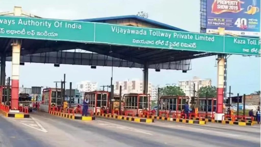 దూసుకువస్తున్న ట్రావెల్స్ బస్సు.. అనుమానంతో టోల్ ప్లాజా వద్ద ఆపి చెక్ చేయగా..