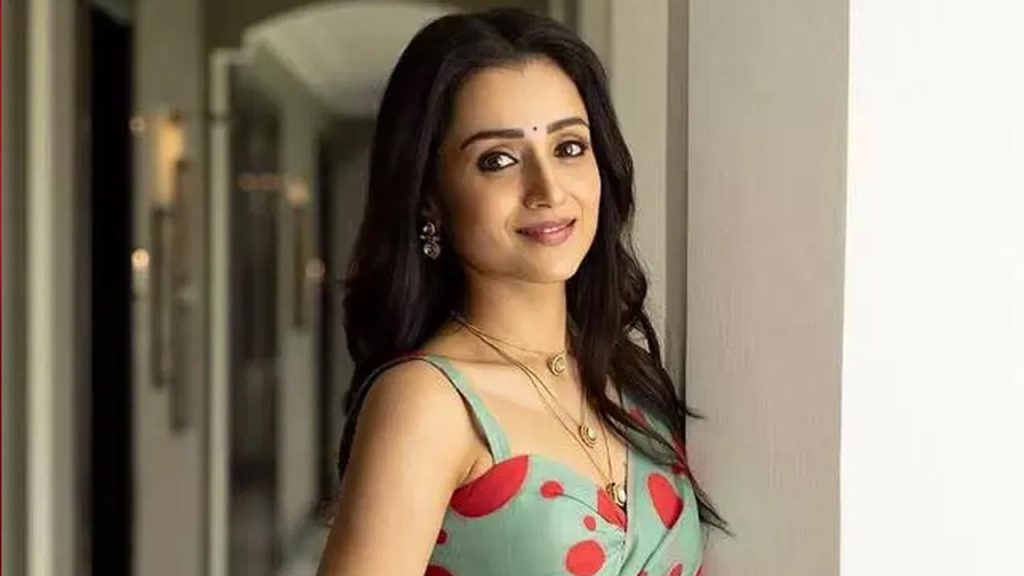 సోషల్ మీడియాలో త్రిషపై దారుణంగా ట్రోల్స్.. కారణం ఇదే..