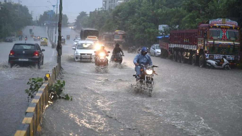 నగరంలో భారీ వర్షం – అత్యవసరం అయితే తప్ప బయటకి రావొద్దు