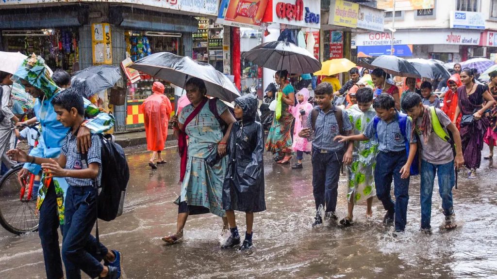 భారీ వర్షాలతో ఏపీ, తెలంగాణలో విద్యా సంస్థలకు సెలవులు.. కలెక్టర్లకు కీలక ఆదేశాలు!