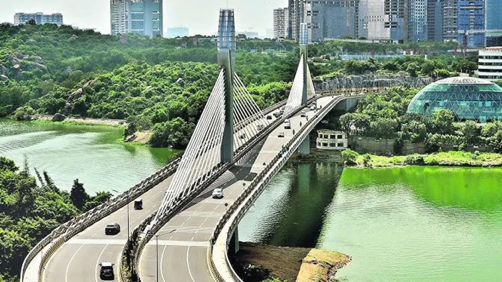 దుర్గం చెరువులో ఉదయాన్నే కనిపించిన అదో మాదిరి ఆకారం.. దగ్గరికి వెళ్లి చూడగా..
