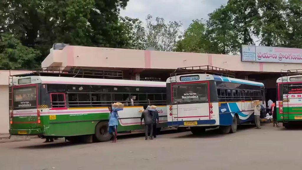 బస్సు ఎక్కుతుండగా ఫోన్ పోయింది.. కొత్త ఫోన్ కొని సిమ్ కార్డు వేశాడు.. ఆ వెంటనే…