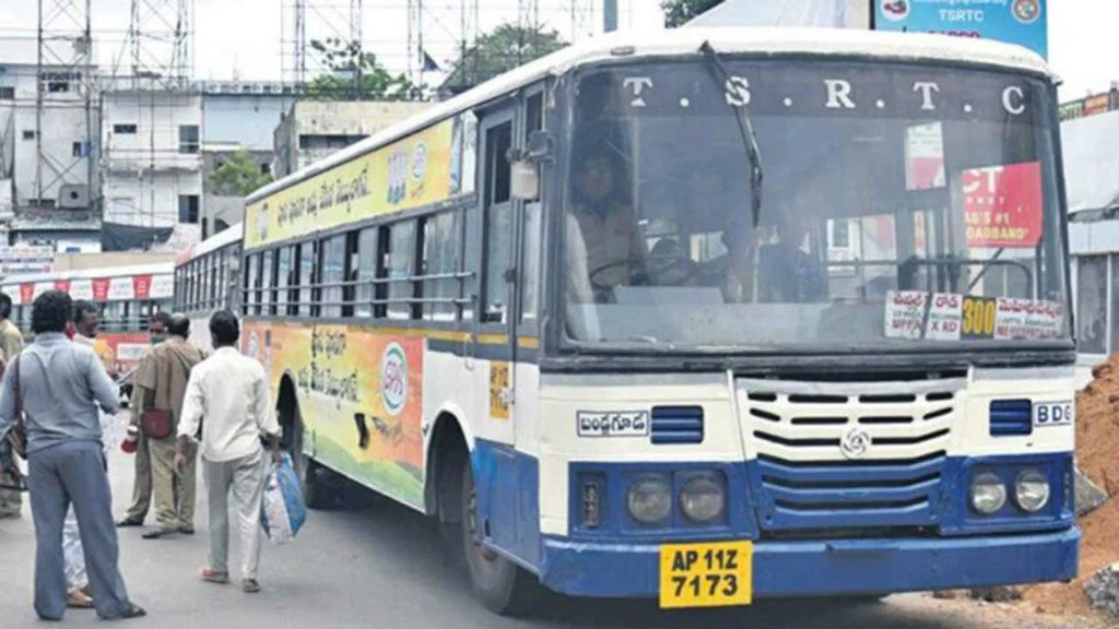 ప్రయాణీకుడికి బస్సులో కనిపించిన పర్సు… ఓపెన్ చేయగా.. ధగధగా మెరుస్తూ