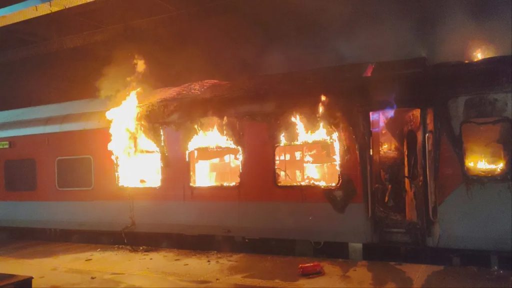 అర్ధరాత్రి ఎర్నాకుళం రైలులో అగ్నిప్రమాదం.. AC బోగీలో వ్యక్తి సజీవ దహనం!