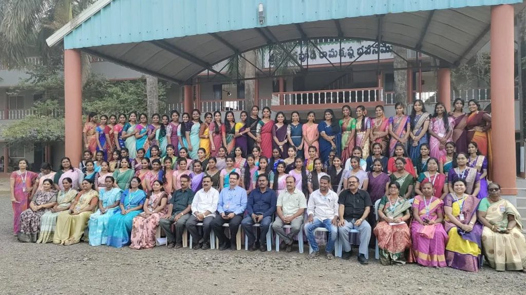 చీరల దినోత్సవం..సాంప్రదాయ చీరకట్టుతో ర్యాంప్ వాక్‌లో పాల్గొన్న మహిళలు!