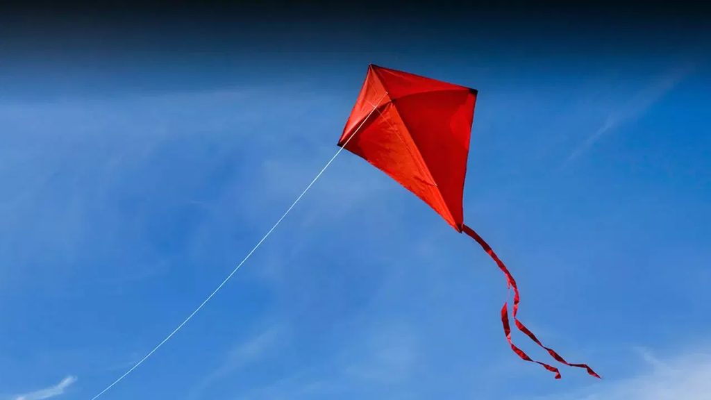 పండగ పూట చుట్టాల ఇంటికి వెళ్లిన బాలుడు.. పతంగి ఎగురవేసిన పాపానికి.. ఏం జరిగిందంటే..