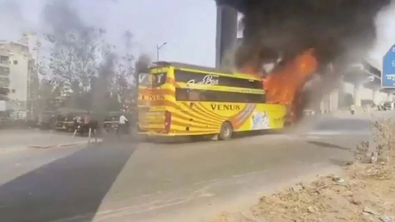 ముంబైలో కాలి బూడిదైన ప్రైవేట్ ట్రావెల్స్.. జగిత్యాల నుంచి ముంబైకి వెళ్లిన బస్సులో మంటలు!