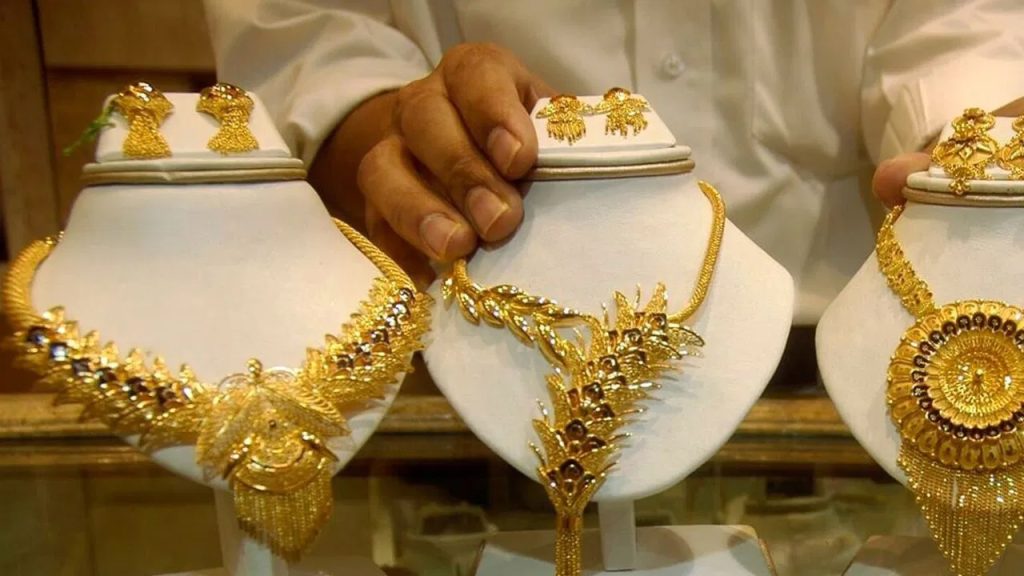 బంగారం ధరలపై షాకింగ్ న్యూస్.. ఇదే గోల్డెన్ ఛాన్స్.. మిస్సవ్వకండి