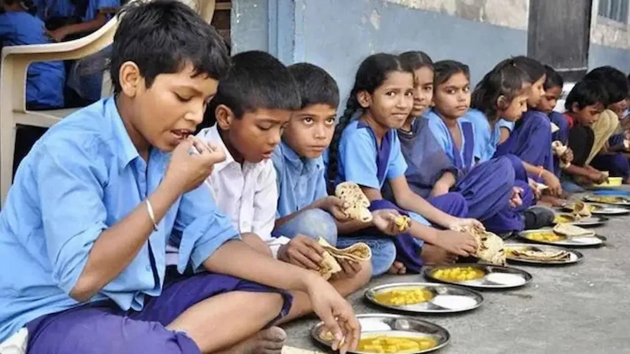 విద్యార్థులకు ఇక పండగే.. మధ్యాహ్న భోజనంలో నోరూరించే కొత్త ఐటమ్!