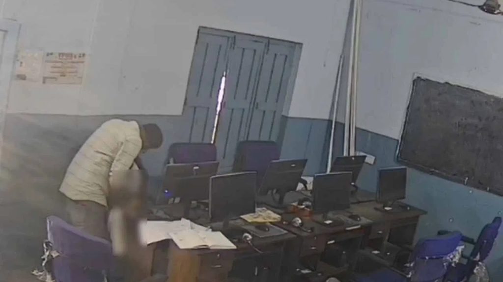 ఛీ.. ఛీ.. నువ్వు అస్సలు మనిషివేనా..? సీసీఫుటేజ్‌తో బయటపడిన ఉపాధ్యాయుడి భాగోతం