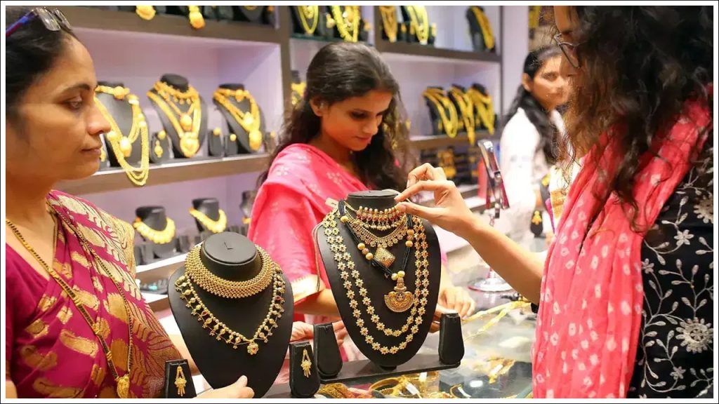  అక్షయ తృతీయకు బంగారం కొంటున్నారా? ఈ నగల వ్యాపారుల భారీ డిస్కౌంట్లు!