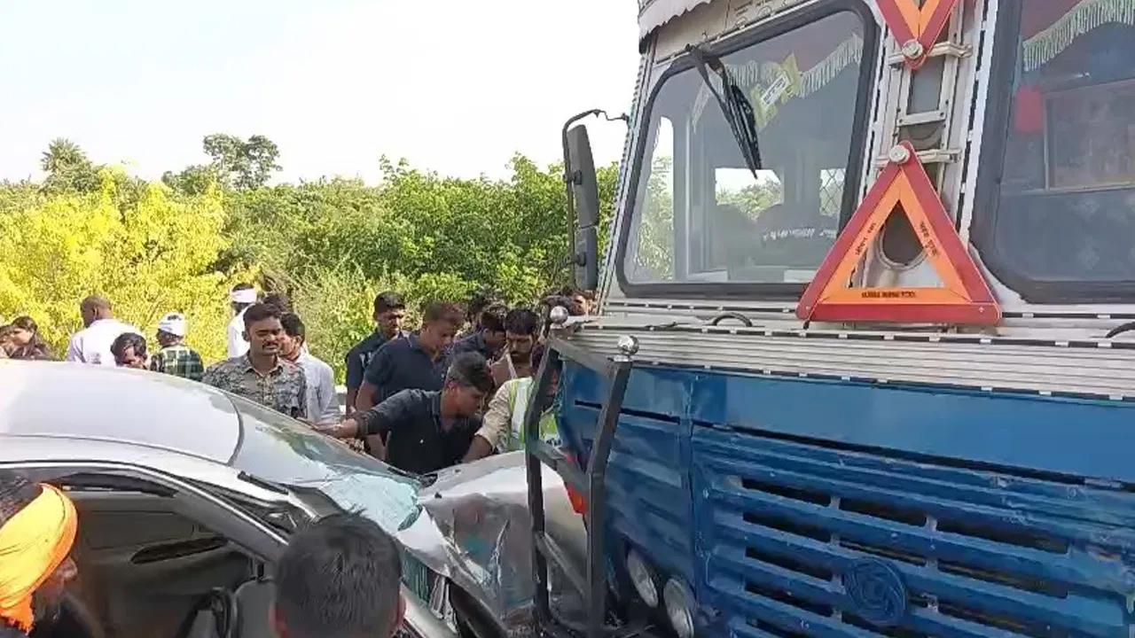 డీజీపీ హెచ్చరించిన గంటల్లోనే ఘోరం..! ఎన్హెచ్-44పై లారీ ఢీకొని డ్రైవర్ సజీవ దహనం..!